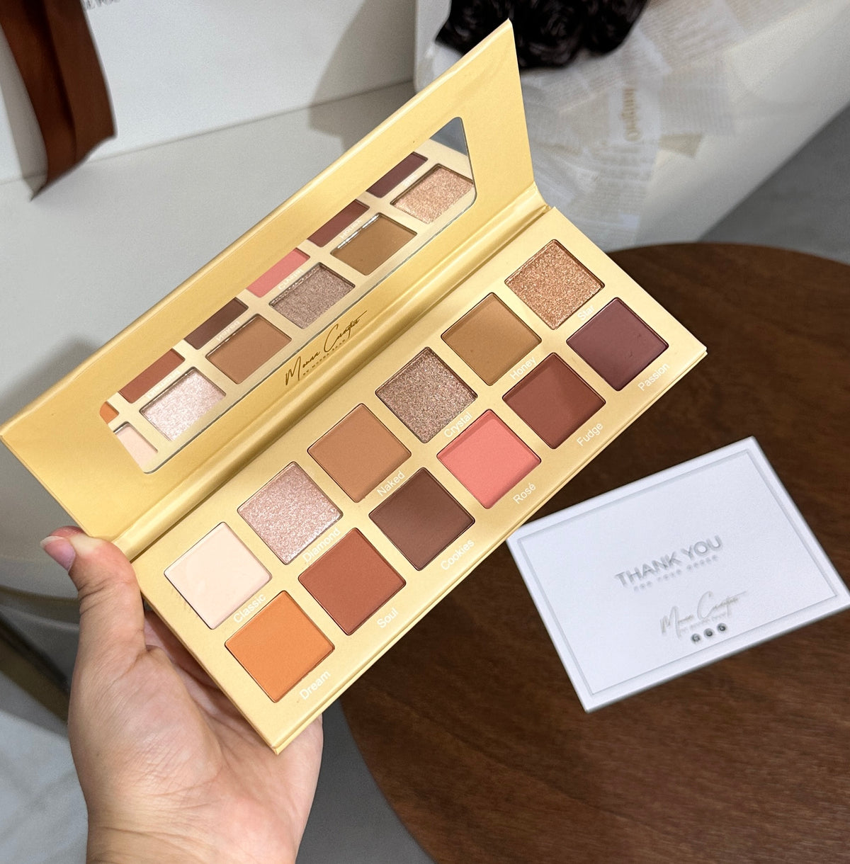 mouna cosmetics 12 shades of nude palette de fards à paupières